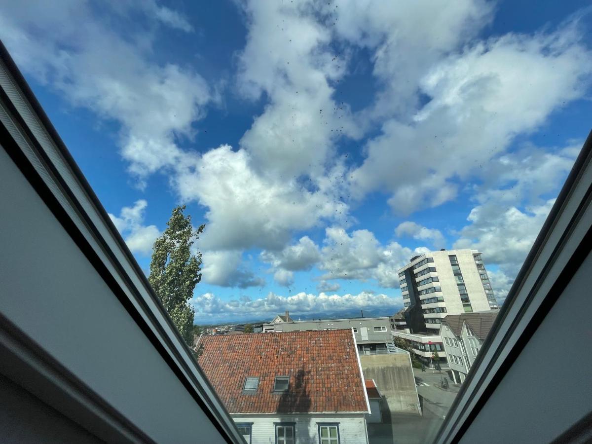 Stunning Hilltop Nest Unparalleled Views - Ideal For Tourists Business Leilighet Stavanger